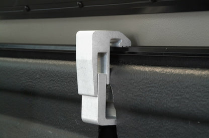 Hardtop Aeroklas avec fenêtres coulissantes pour Ford Ranger/Raptor 2023+ Next Gen, vue de côté avec fenêtres ouvertes.
