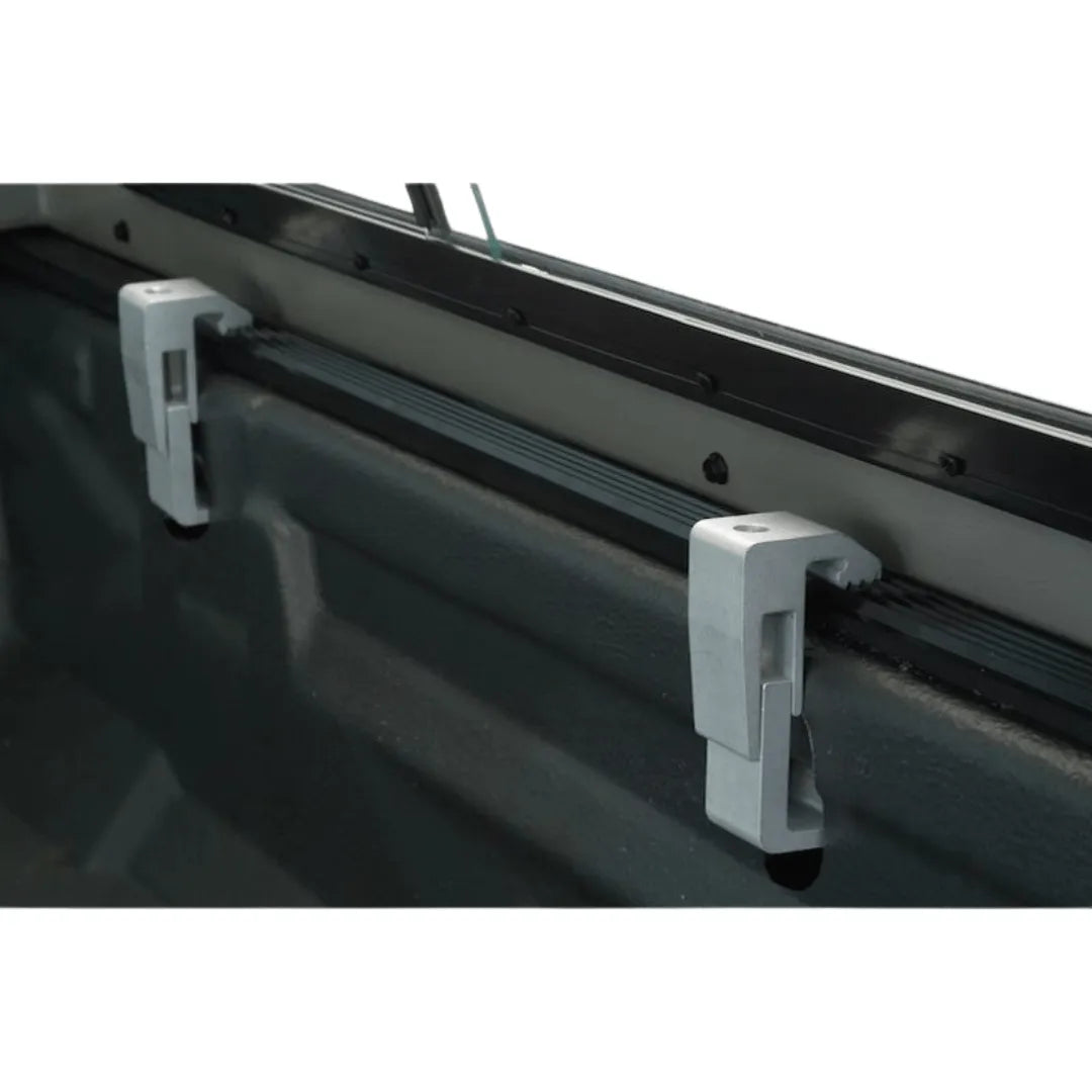 Hardtop Aeroklas pour VW Amarok 2010-2022 avec fenêtres coulissantes, en métal robuste, installé sur le véhicule.