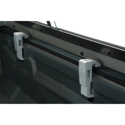 Hardtop Aeroklas pour VW Amarok 2010-2022 avec fenêtres coulissantes, en métal robuste, installé sur le véhicule.
