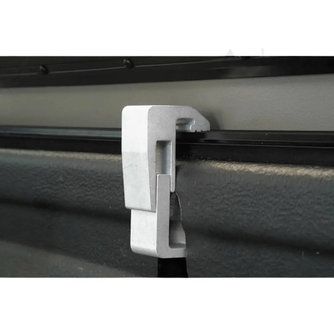 Hardtop Aeroklas pour VW Amarok 2010-2022 avec fenêtres coulissantes, en métal robuste, vue de côté avec fenêtres ouvertes