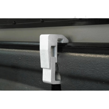Hardtop Aeroklas pour VW Amarok 2010-2022 avec fenêtres coulissantes, en métal robuste, vue de côté avec fenêtres ouvertes