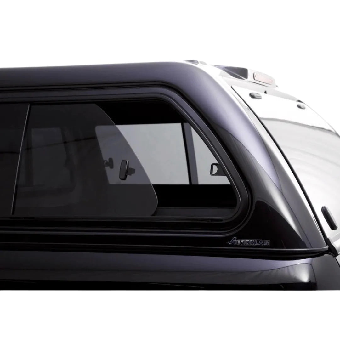 Hardtop Aeroklas pour VW Amarok 2010-2022 avec fenêtres coulissantes, vue du produit installé sur le véhicule.