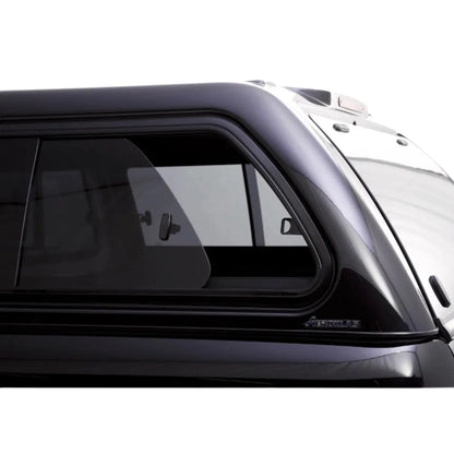 Hardtop Aeroklas pour VW Amarok 2010-2022 avec fenêtres coulissantes, vue du produit installé sur le véhicule.