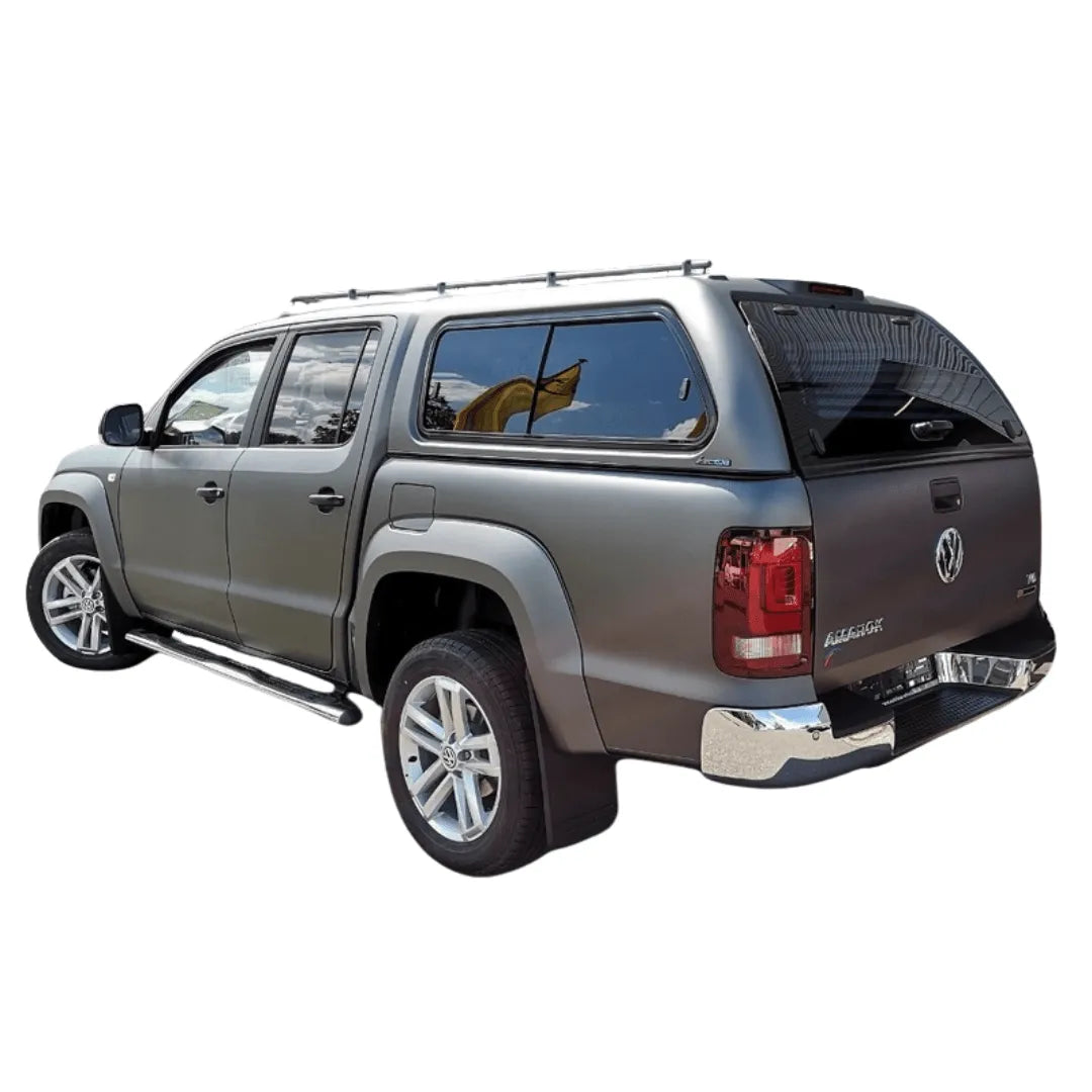 Hardtop Aeroklas pour VW Amarok 2010-2022 avec fenêtres coulissantes, en aluminium, monté sur le véhicule.