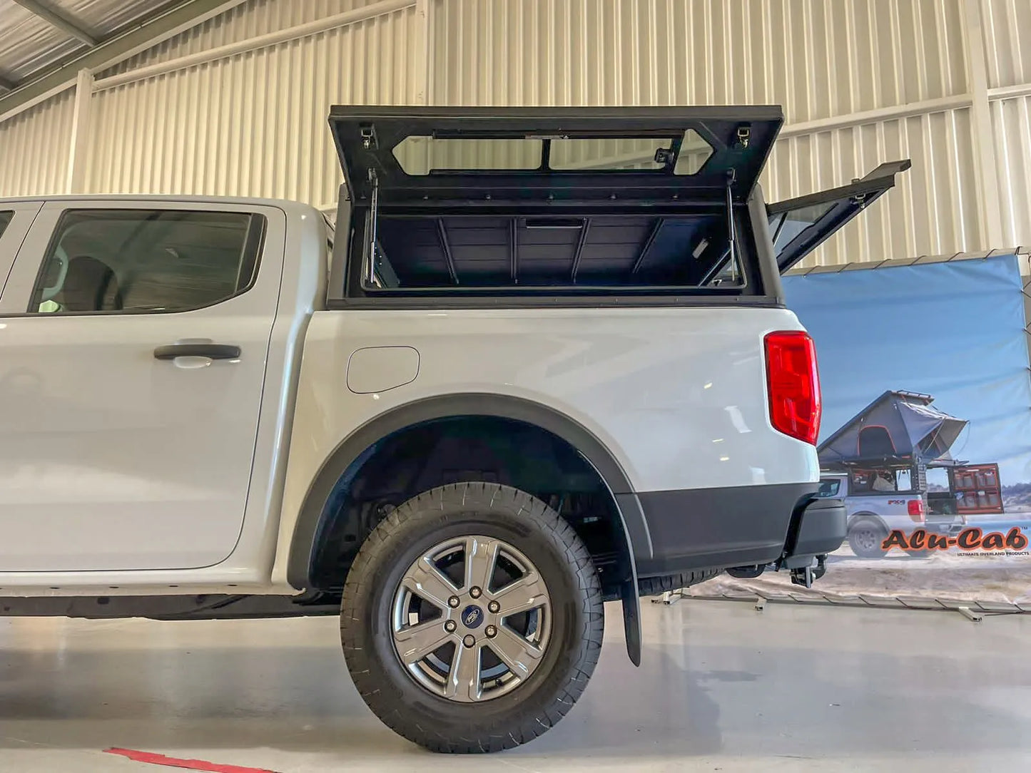 Hardtop Alu-Cab Contour Mitsubishi L200 2016-Present Double Cab sur Xperts4x4 Accessoires 4x4 Off-Road