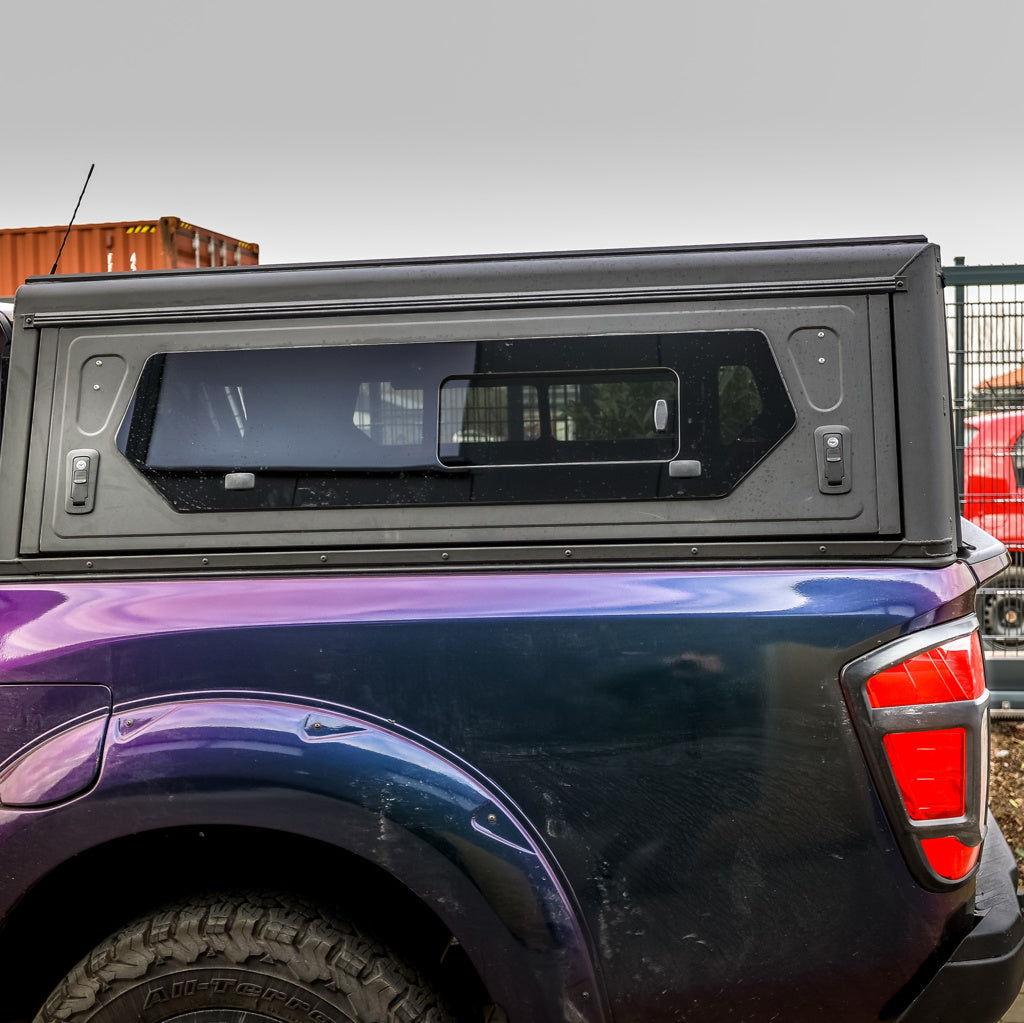 Hardtop Alu-Cab Contour pour Nissan Navara 2016+ Double Cab, en aluminium, fixé sur la caisse.