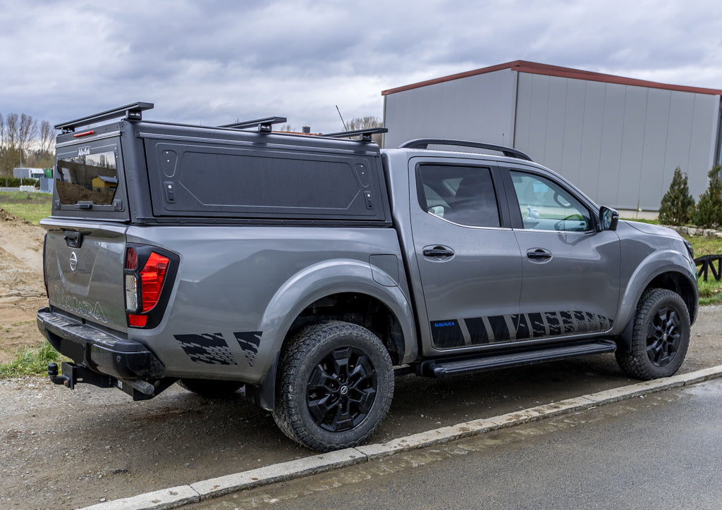Hardtop Alu-Cab Contour pour Nissan Navara 2016+ Double Cab, structure en alu robuste et finition élégante.