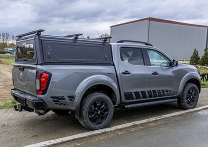 Hardtop Alu-Cab Contour pour Nissan Navara 2016+ Double Cab, structure en alu robuste et finition élégante.