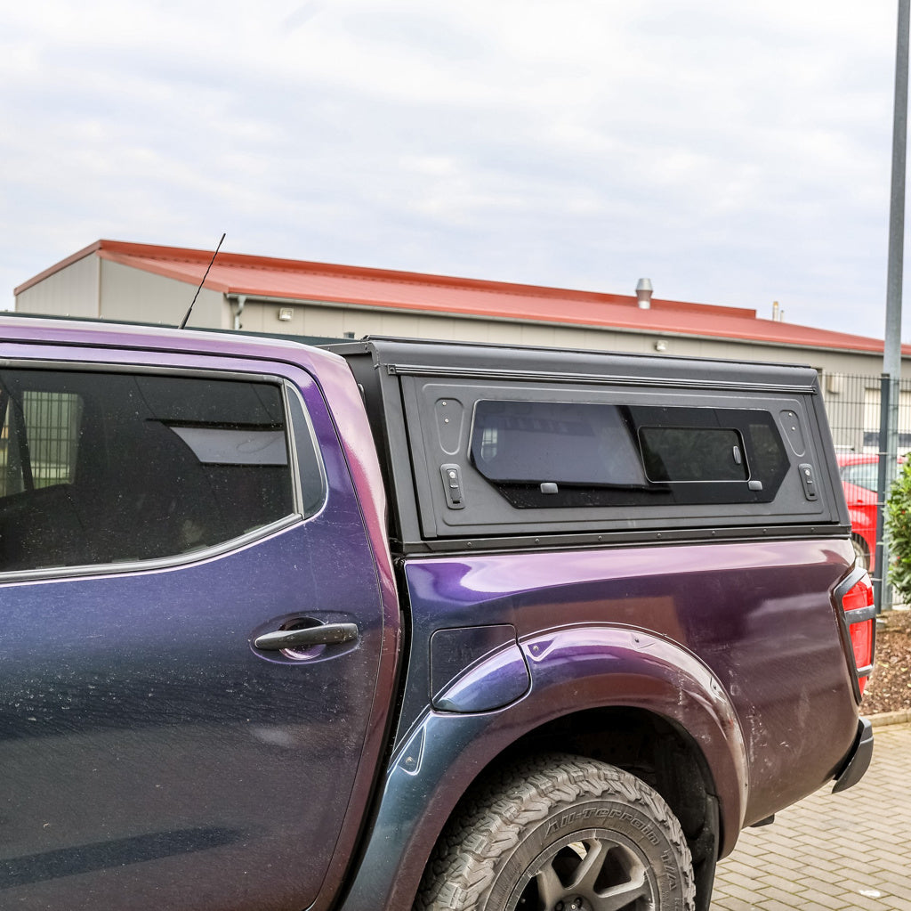Hardtop Alu-Cab Contour pour Nissan Navara 2016+ Double Cab, en aluminium, vue de face avec fenêtres latérales.