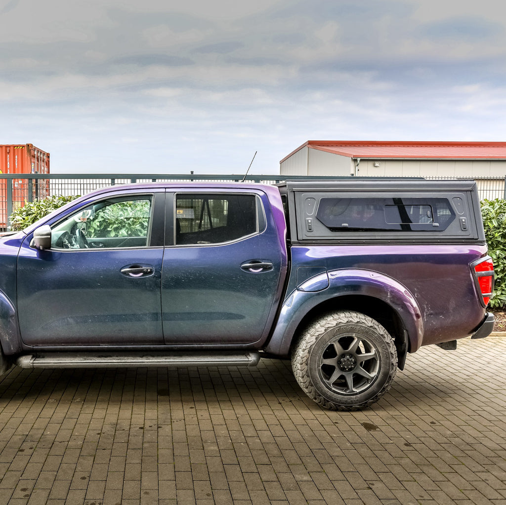 Hardtop Alu-Cab Contour pour Nissan Navara 2016+ Double Cab, en aluminium, installé sur le véhicule.