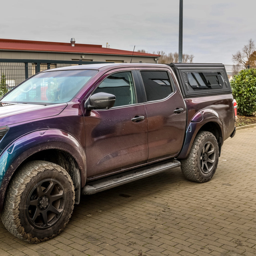 Hardtop Alu-Cab Contour en aluminium pour Nissan Navara 2016+ Double Cab, vue de face avec fenêtres latérales.
