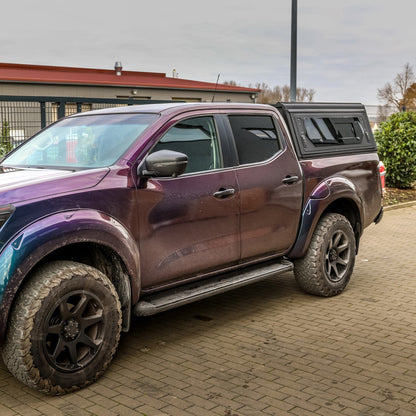 Hardtop Alu-Cab Contour en aluminium pour Nissan Navara 2016+ Double Cab, vue de face avec fenêtres latérales.