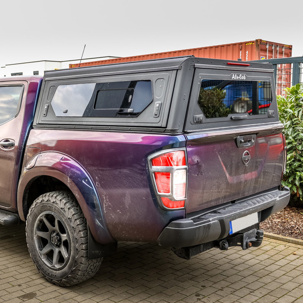 Hardtop Alu-Cab Contour pour Nissan Navara 2016+ Double Cab, en aluminium, installé sur le véhicule.