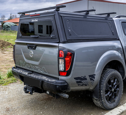 Hardtop Alu-Cab Contour pour Nissan Navara 2016+ Double Cab, en aluminium, monté sur le véhicule.