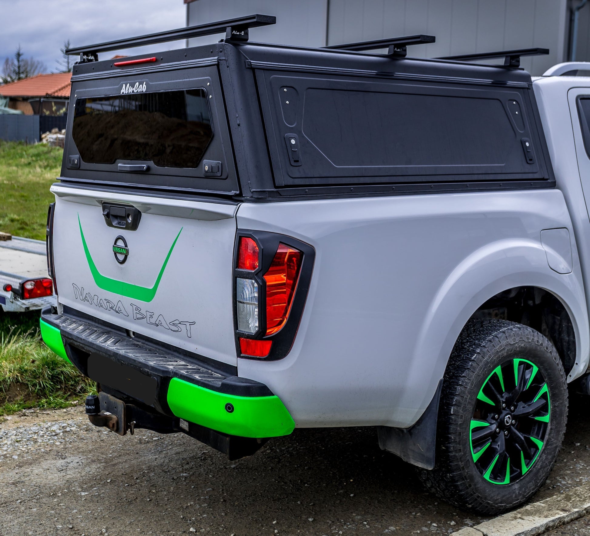 Hardtop Alu-Cab Contour pour Nissan Navara 2016+ Double Cab, en aluminium, monté sur le véhicule.