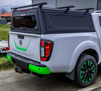 Hardtop Alu-Cab Contour pour Nissan Navara 2016+ Double Cab, en aluminium, monté sur le véhicule.