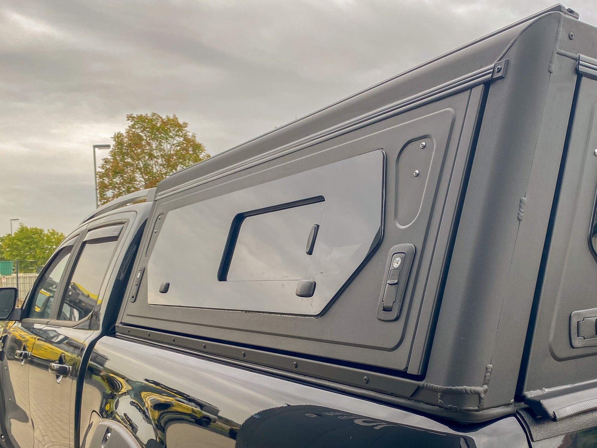 Hardtop Alu-Cab Contour pour Nissan Navara 2016+ Double Cab, en aluminium, fixé sur le toit du véhicule.