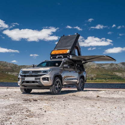 Hardtop Alu-Cab Contour en aluminium pour Volkswagen Amarok 2023+ Double Cab, vue de face avec fenêtre intégrée.