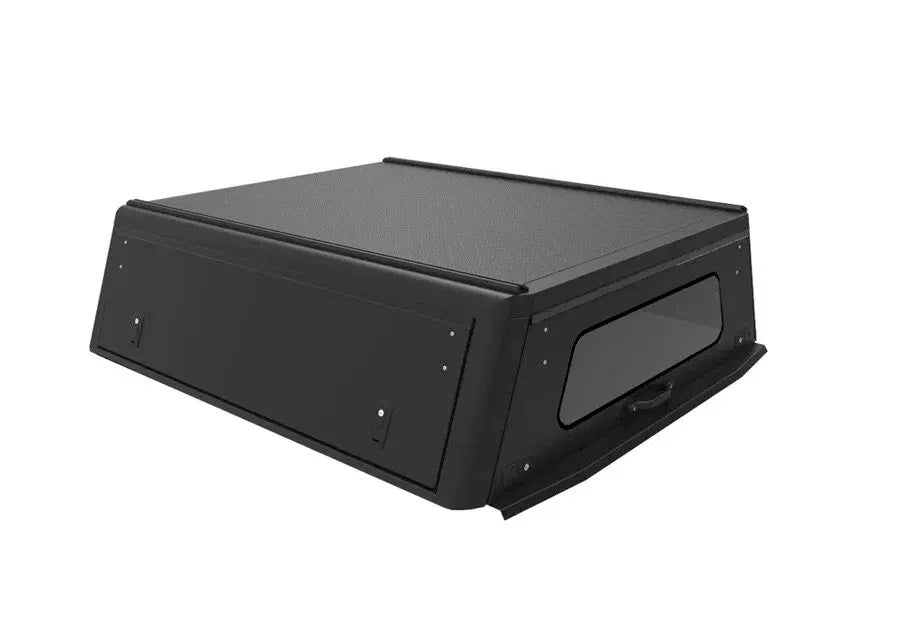 Hardtop Alu-Cab Explorer 3 en aluminium pour Mitsubishi L200 2016+, vue de face avec fenêtres et portes.