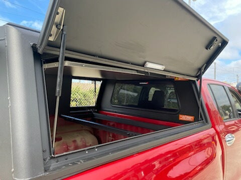 Hardtop Alu-Cab Explorer 3 en aluminium pour Mitsubishi L200 2016+, vue de face avec fenêtres latérales et porte arrière.