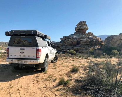 Hardtop Alu-Cab Explorer 3 pour Mitsubishi L200 2016+ en aluminium, vue de face avec fenêtres et fixation solide.