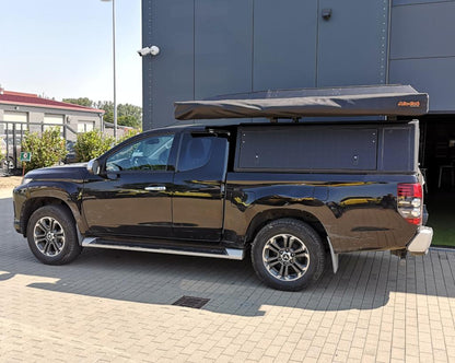 Hardtop Alu-Cab Explorer 3 en aluminium pour Mitsubishi L200 2016+, vue du côté avec fenêtres et porte latérale.