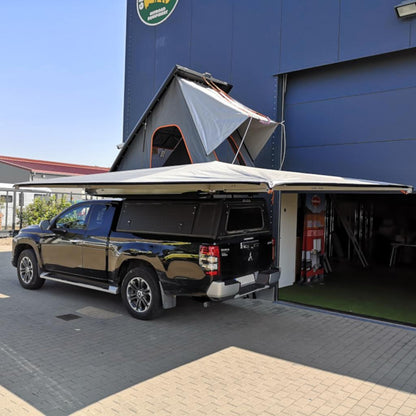 Hardtop Alu-Cab Explorer 3 en aluminium pour Mitsubishi L200 2016+, vue du dessus, avec fenêtres et fixation robuste.