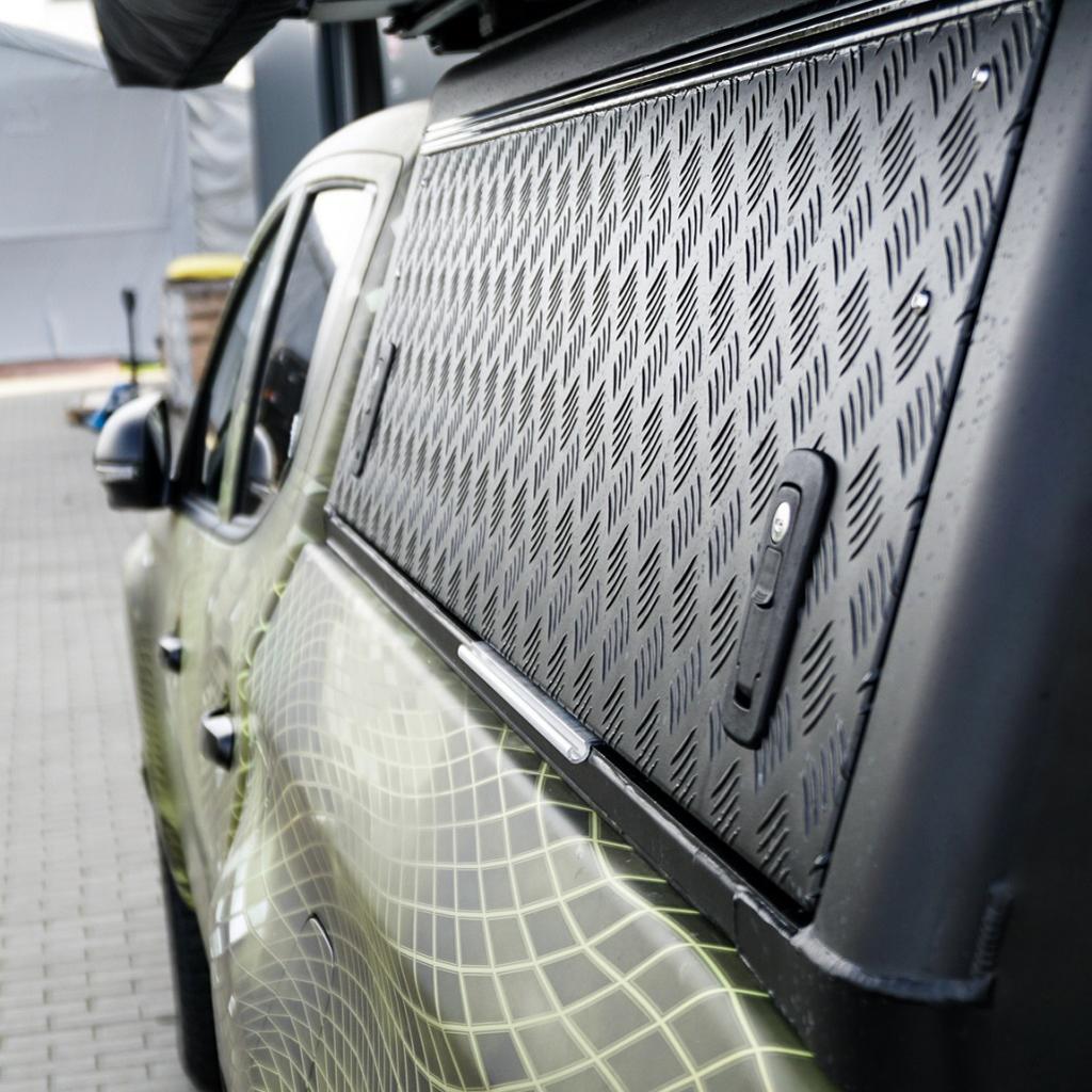 Hardtop Alu-Cab Explorer 3 en aluminium pour Mitsubishi L200 2016+, vue de face avec fenêtres et porte latérale.