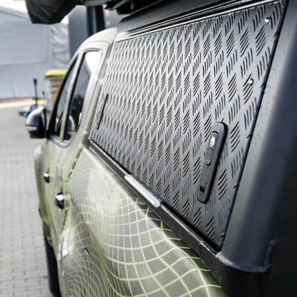 Hardtop Alu-Cab Explorer 3 en aluminium pour Mitsubishi L200 2016+, vue de face avec fenêtres et porte latérale.
