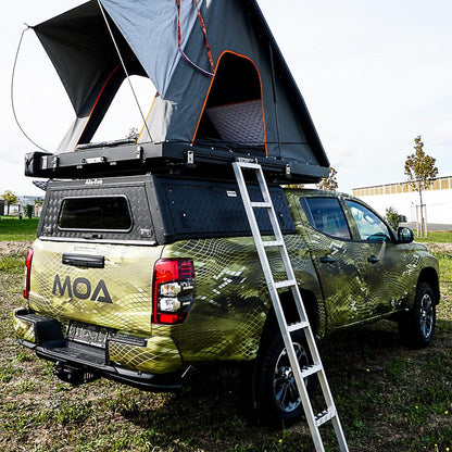 Hardtop Alu-Cab Explorer 3 en aluminium pour Mitsubishi L200 2016+, vue de côté avec fenêtres et porte latérale.