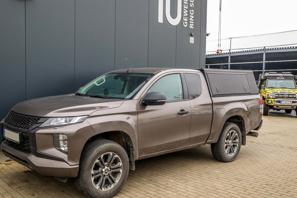 Hardtop Alu-Cab Explorer 3 en aluminium pour Mitsubishi L200 2016+, vue de face montrant la structure robuste et la finition.