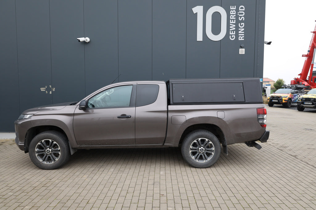 Hardtop Alu-Cab Explorer 3 en aluminium pour Mitsubishi L200 2016+, vue de côté avec fenêtres et ouverture arrière.