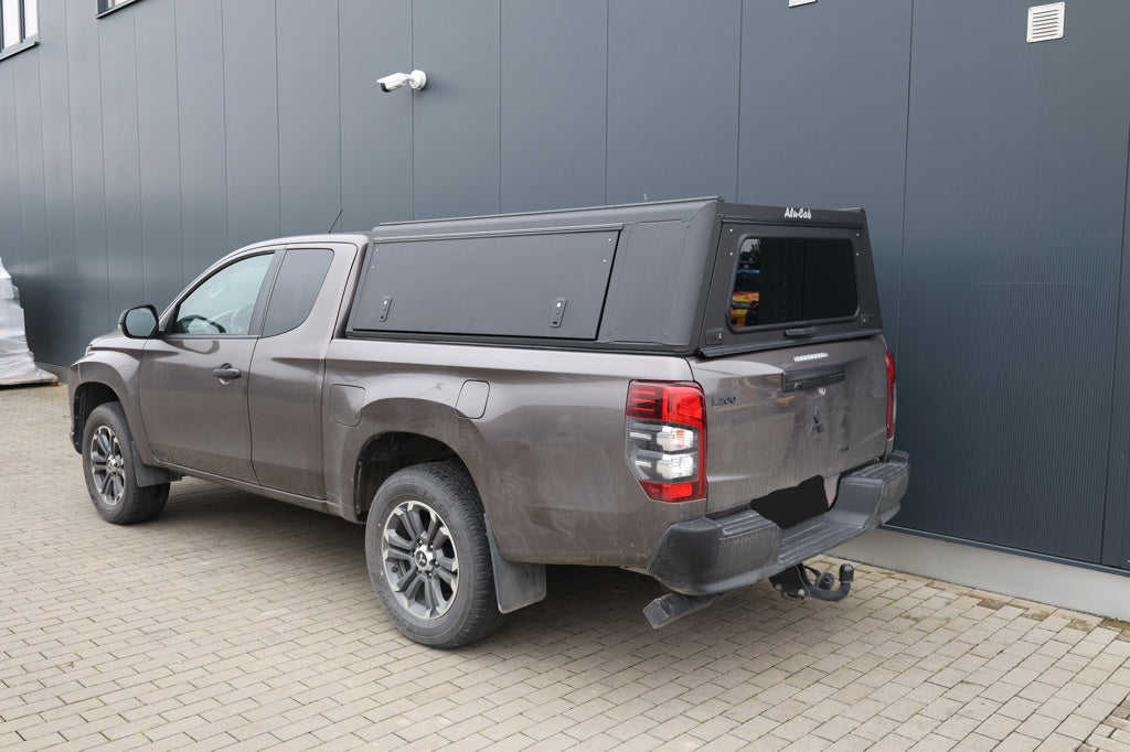 Hardtop Alu-Cab Explorer 3 en aluminium pour Mitsubishi L200 2016+, vue de face montrant la structure robuste du hardtop.