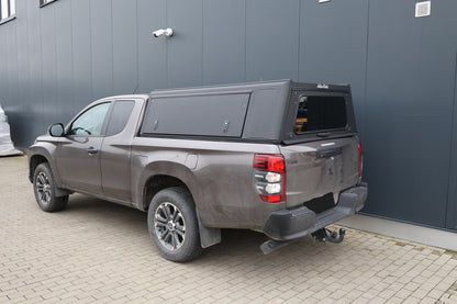 Hardtop Alu-Cab Explorer 3 en aluminium pour Mitsubishi L200 2016+, vue de face montrant la structure robuste du hardtop.