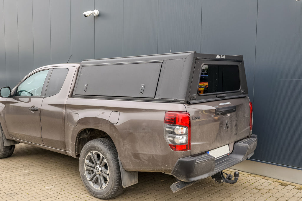 Hardtop Alu-Cab Explorer 3 en aluminium pour Mitsubishi L200 2016+, vue de face avec fenêtre latérale.