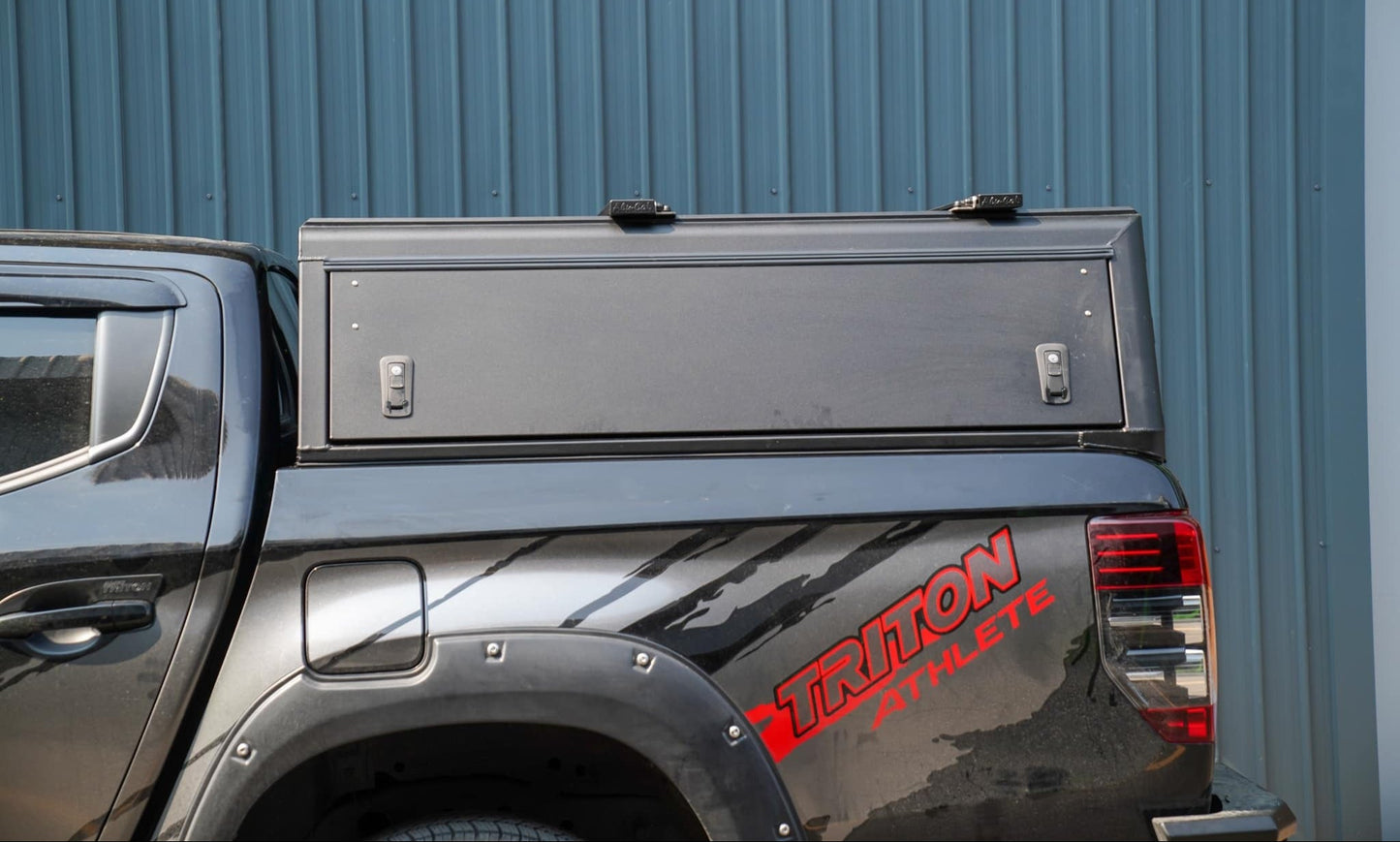 Hardtop Alu-Cab Explorer 3 en aluminium pour Mitsubishi L200 2016+ visible en image.