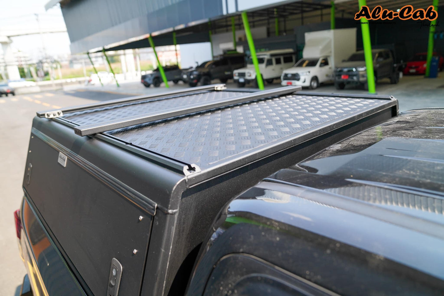 Hardtop Alu-Cab Explorer 3 en aluminium pour Mitsubishi L200 2016+, vue de face avec fenêtres et porte latérale.