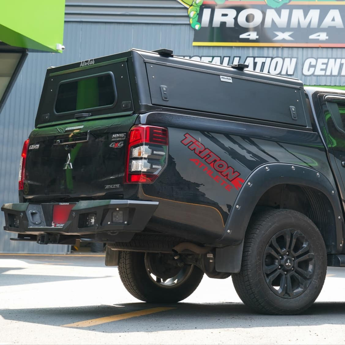 Hardtop Alu-Cab Explorer 3 en aluminium pour Mitsubishi L200 2016+ visible avec fenêtres et fixation robuste.