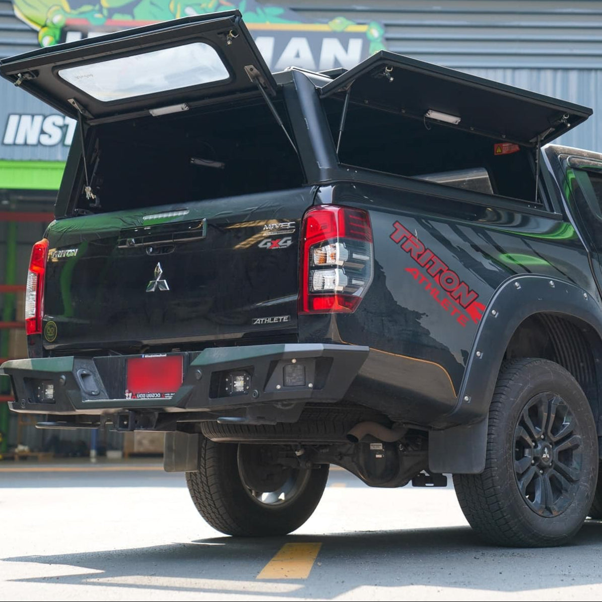 Hardtop Alu-Cab Explorer 3 en aluminium pour Mitsubishi L200 2016+, vue de face avec fenêtres et portes latérales.