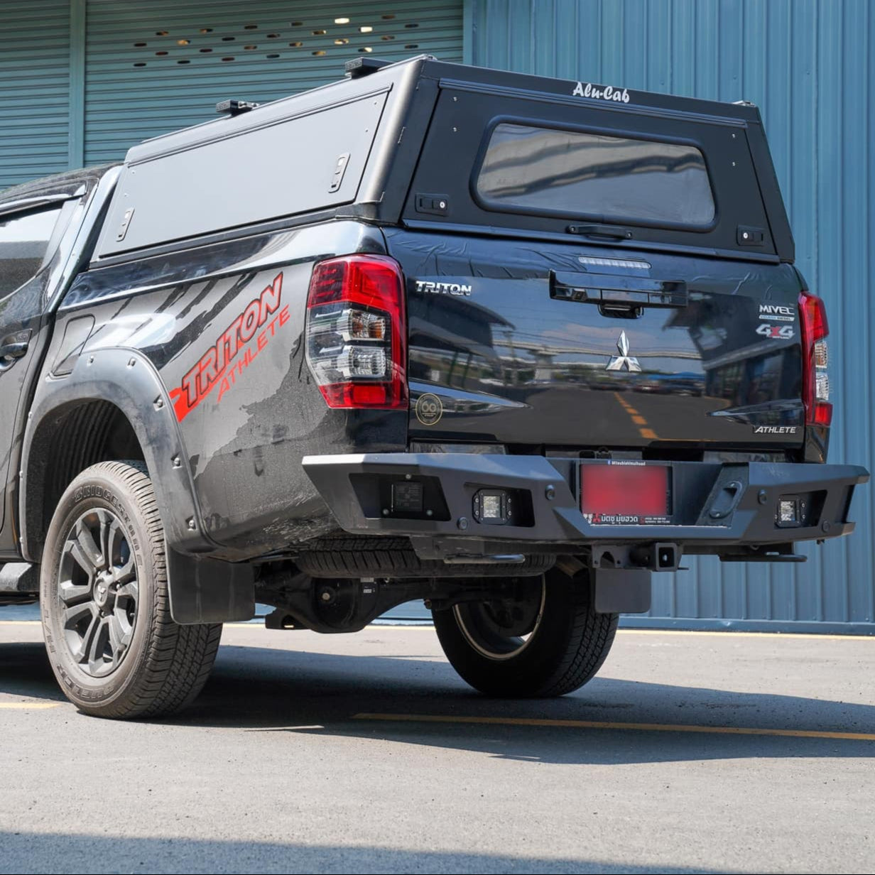 Hardtop Alu-Cab Explorer 3 en aluminium pour Mitsubishi L200 2016+, vue de face avec fenêtres et fixation robuste