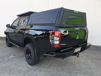 Hardtop Alu-Cab Explorer 3 pour Mitsubishi L200 2016+ en aluminium, vue de côté, robuste et adapté au véhicule.