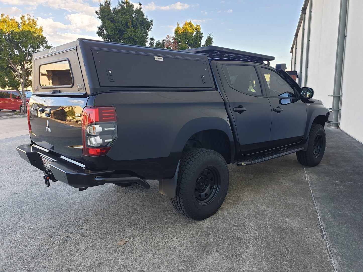 Hardtop Alu-Cab Explorer 3 en aluminium pour Mitsubishi L200 2016+, vue du côté avec fenêtre et fixation.