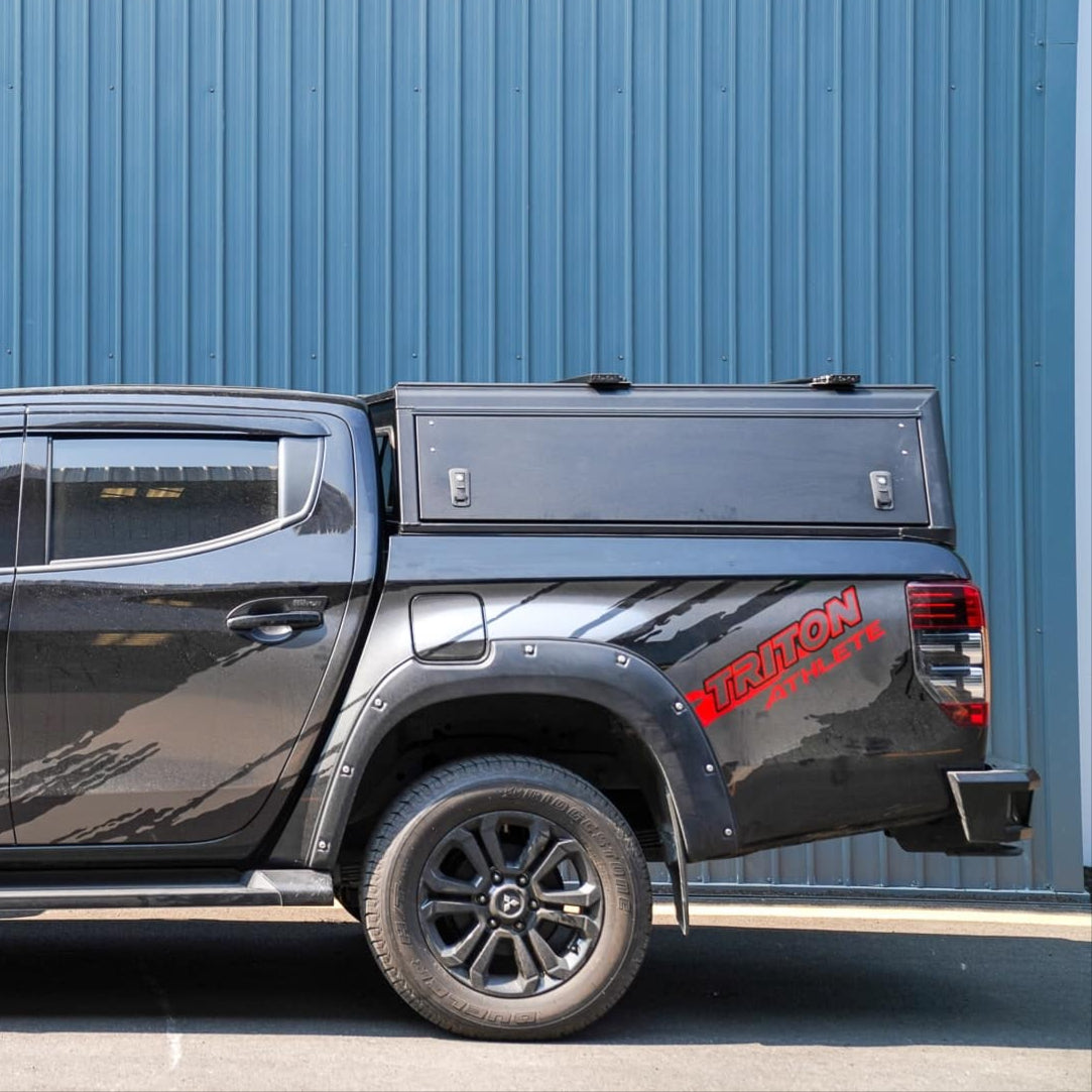 Hardtop Alu-Cab Explorer 3 en aluminium pour Mitsubishi L200 2016+, vue de côté, avec fenêtres et porte.