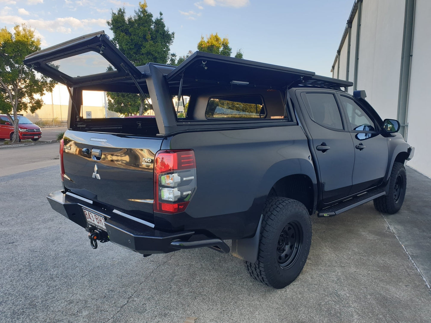 Hardtop Alu-Cab Explorer 3 en aluminium pour Mitsubishi L200 2016+ avec fenêtres et porte latérale, robuste et pratique.