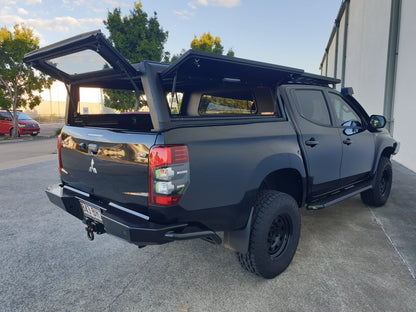 Hardtop Alu-Cab Explorer 3 en aluminium pour Mitsubishi L200 2016+ avec fenêtres et porte latérale, robuste et pratique.