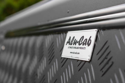 Hardtop Alu-Cab Explorer 3 en aluminium pour Mitsubishi L200 2016+, vue de face avec fenêtres et structure robuste