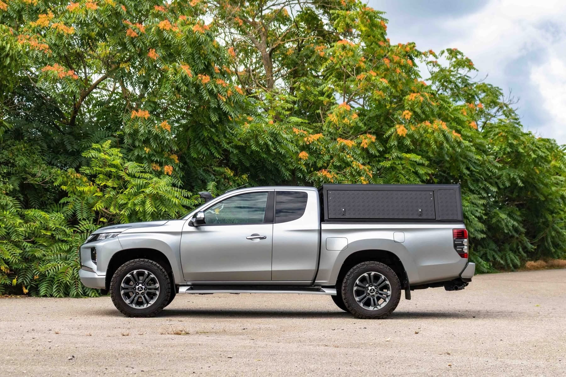 Hardtop Alu-Cab Explorer 3 en aluminium pour Mitsubishi L200 2016+, vue de face avec fenêtres et porte latérale.