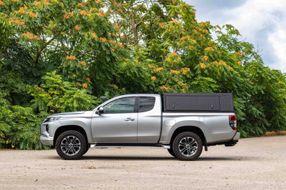Hardtop Alu-Cab Explorer 3 en aluminium pour Mitsubishi L200 2016+, vue de face avec fenêtres et porte latérale.