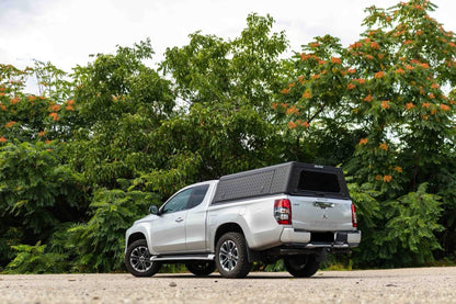 Hardtop Alu-Cab Explorer 3 en aluminium pour Mitsubishi L200 2016+, vue de face montrant la structure robuste et le design moderne.