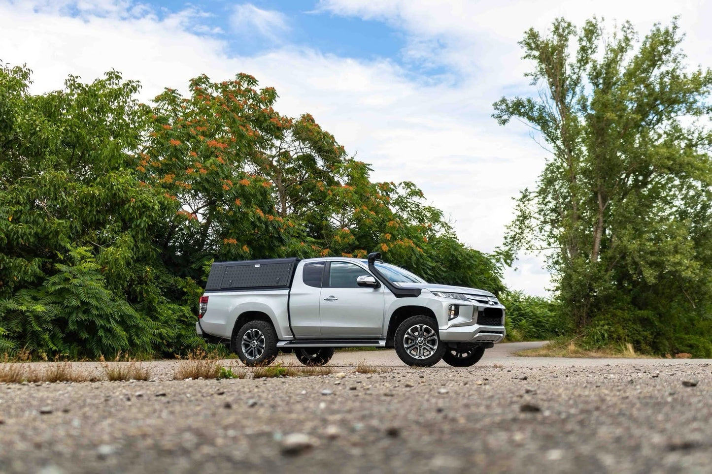 Hardtop Alu-Cab Explorer 3 en aluminium pour Mitsubishi L200 2016+, vue de face montrant la structure robuste.